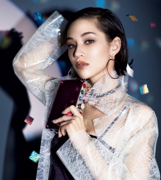Ultimate Party Time Make-Up: Glowing Skin and a Dash of Glitter