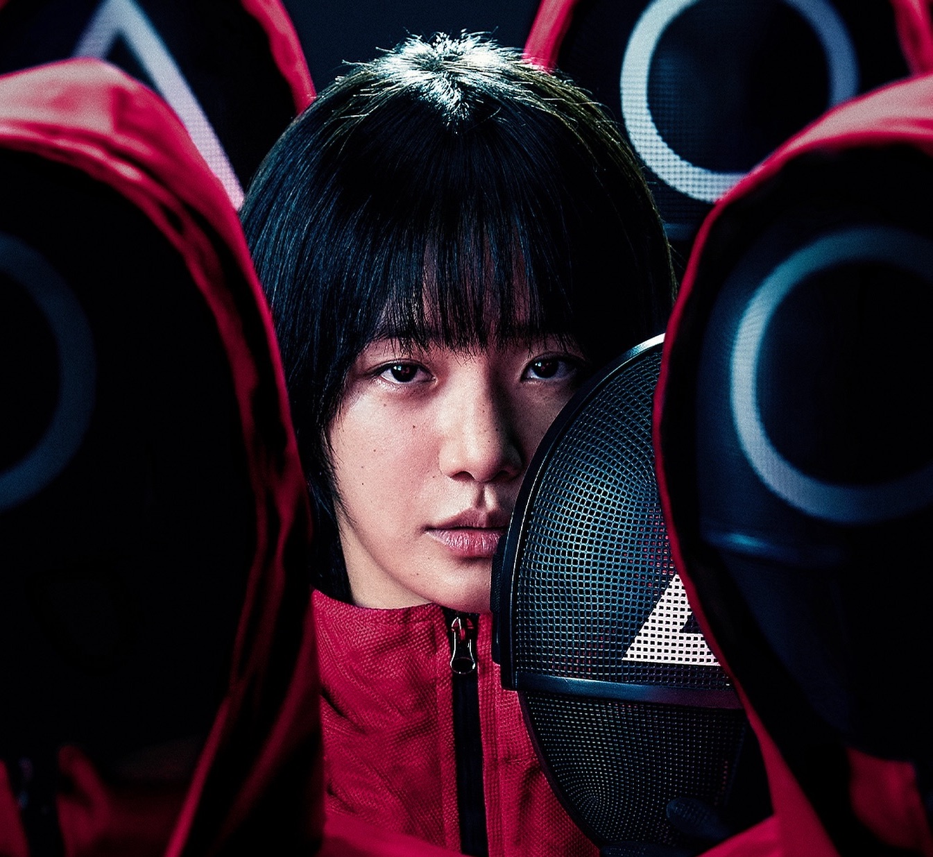  Our cover star Park Gyu-young stars as Kang No-eul, one of the PS controller-faced guards. 