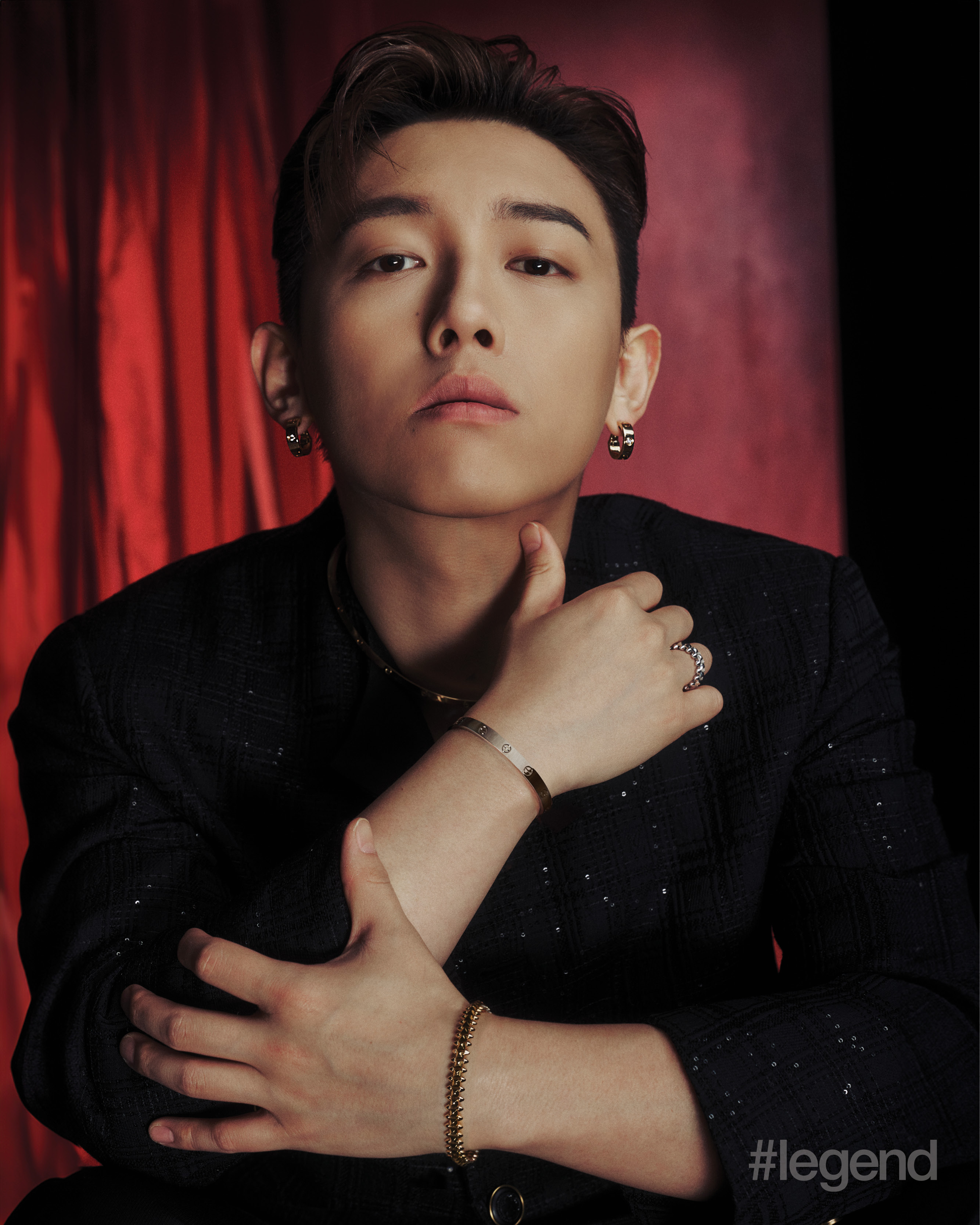 Cartier Love earrings in yellow gold with diamonds, necklace in yellow gold and bracelet in white gold; and Clash de Cartier bracelet in yellow gold and ring in white gold _ Cartier; Black sequin jacket _ Louis Vuitton