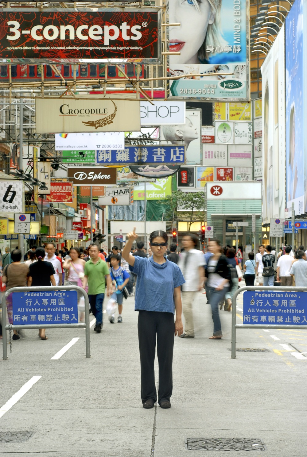 Siu Lan Ko, Memory of Air, performance, 2006. Causeway Bay, Hong Kong. Courtesy of the artist.